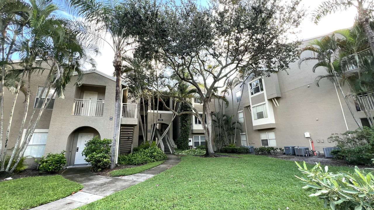 Active With Contract: $2,299 (2 beds, 2 baths, 992 Square Feet)