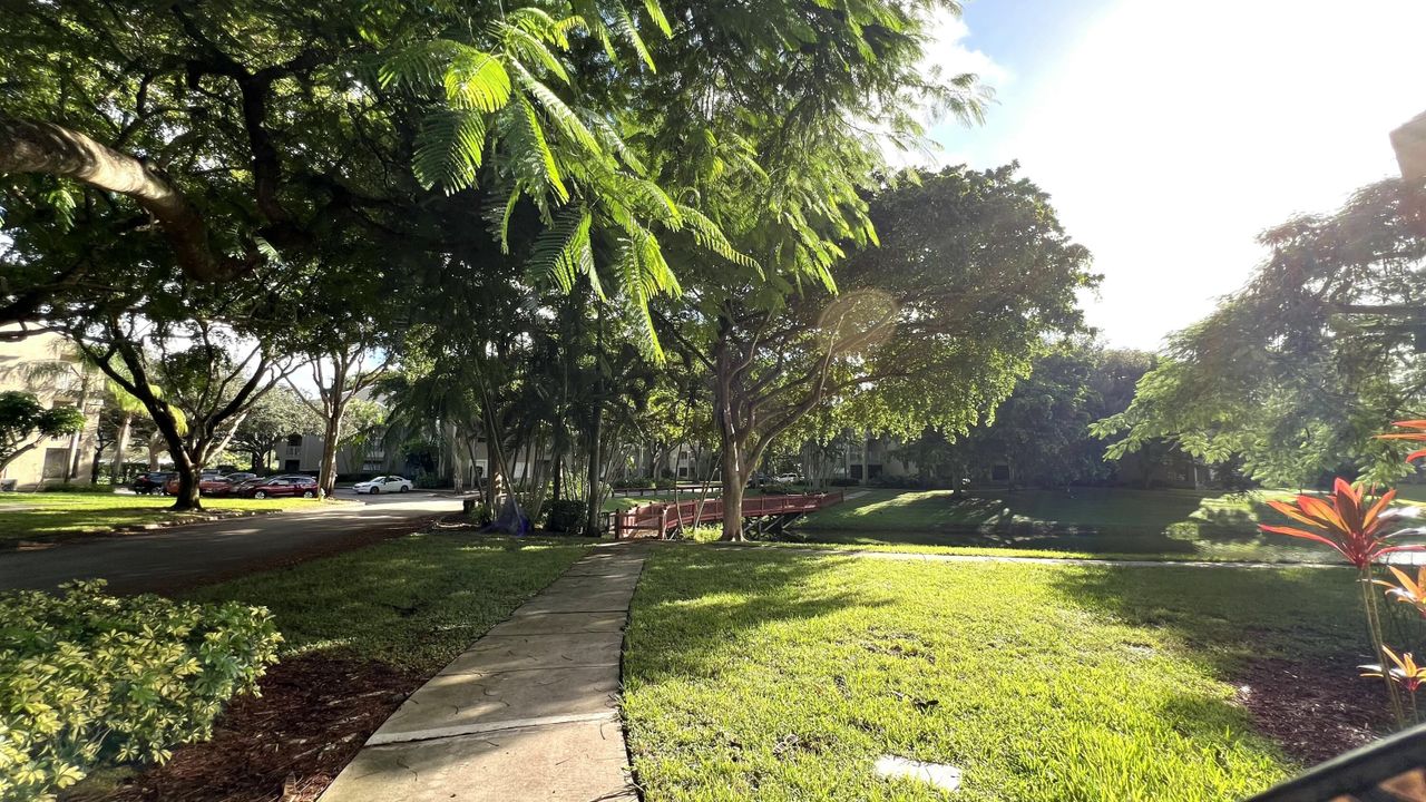 Active With Contract: $2,299 (2 beds, 2 baths, 992 Square Feet)