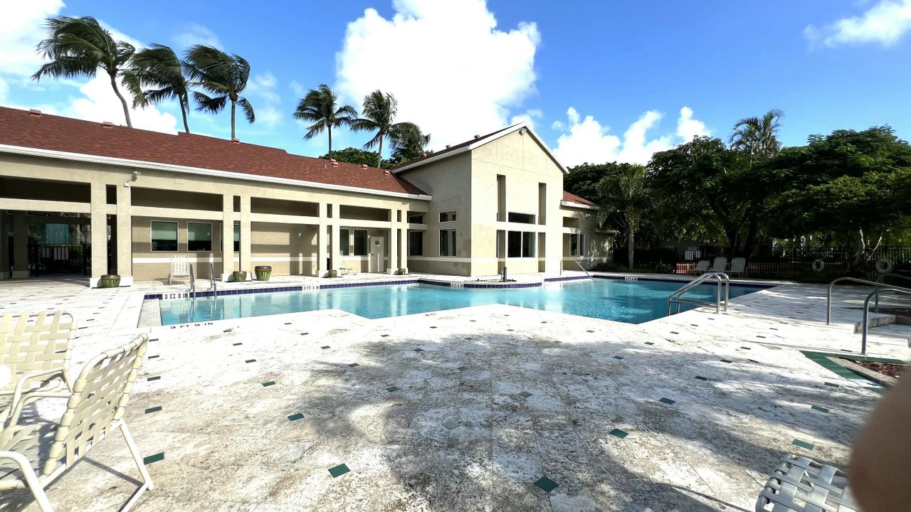 Active With Contract: $2,299 (2 beds, 2 baths, 992 Square Feet)