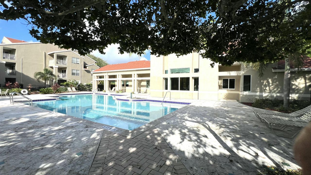 Active With Contract: $2,299 (2 beds, 2 baths, 992 Square Feet)