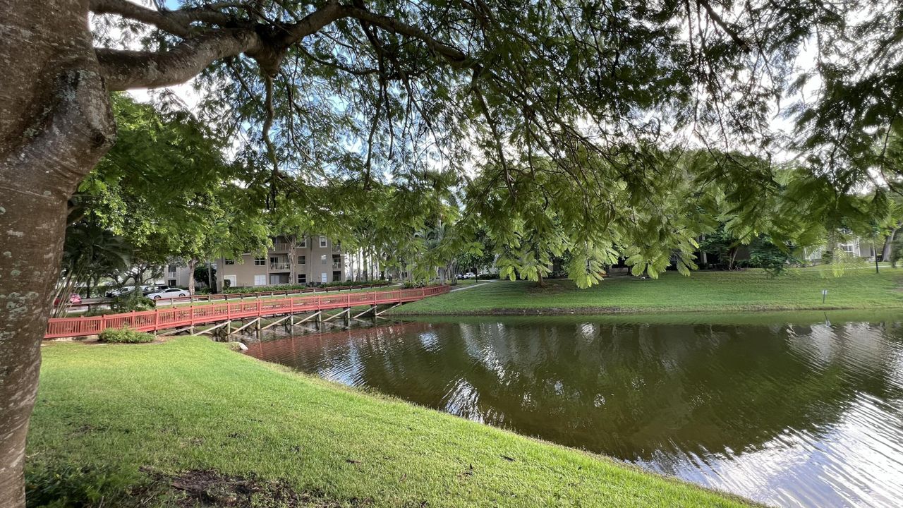 Active With Contract: $2,299 (2 beds, 2 baths, 992 Square Feet)