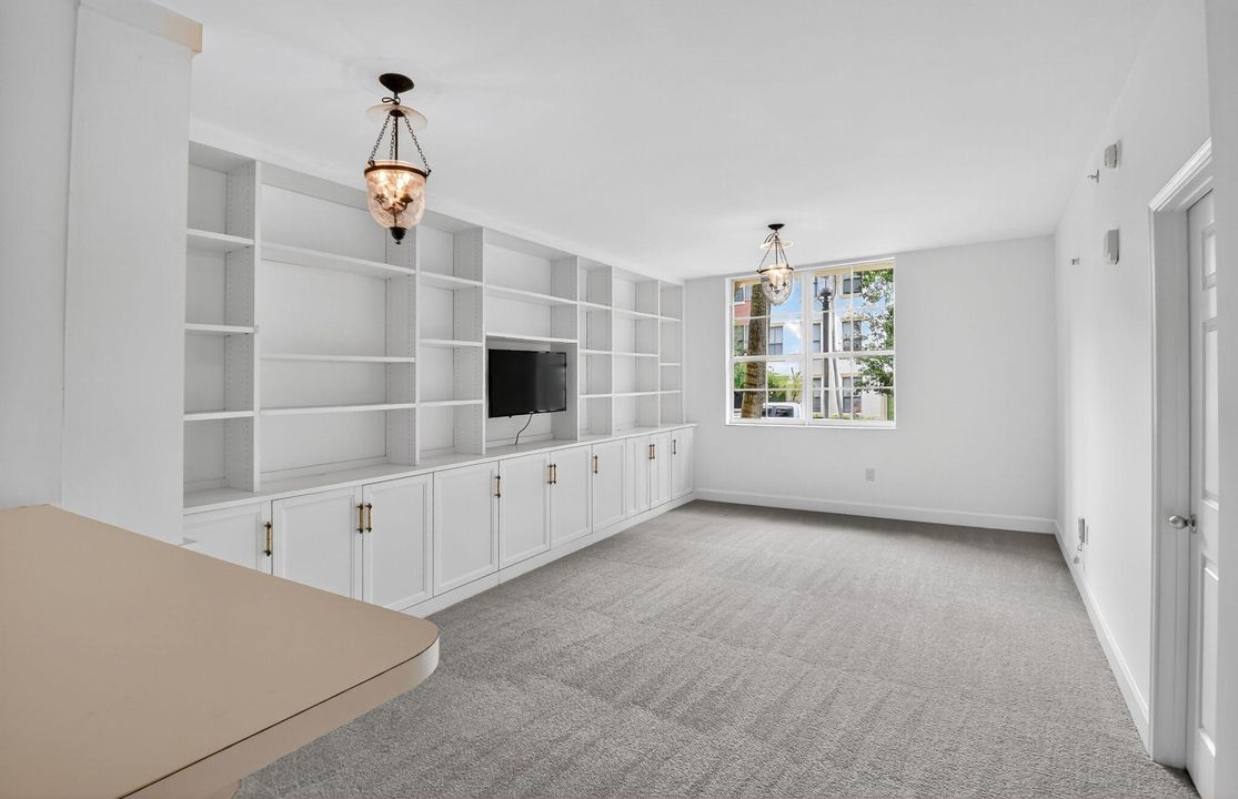 Под контрактом: $350,000 (1 спален, 1 ванн, 775 Квадратных фут)