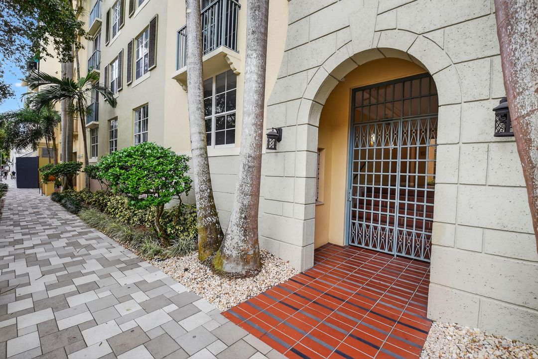 Под контрактом: $350,000 (1 спален, 1 ванн, 775 Квадратных фут)