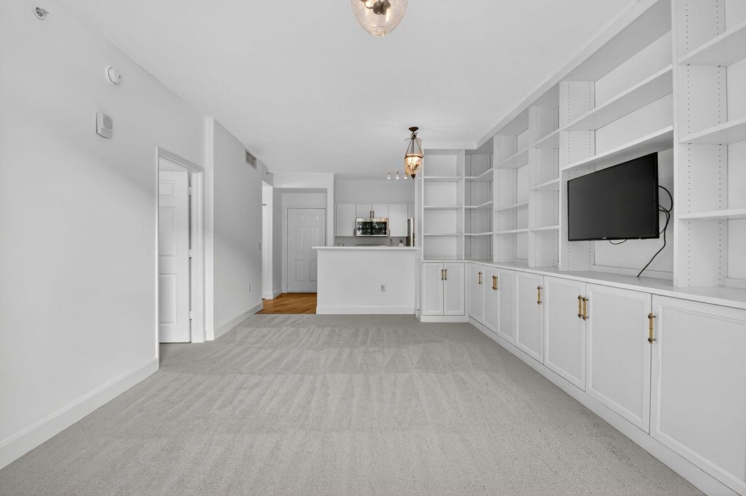 Под контрактом: $350,000 (1 спален, 1 ванн, 775 Квадратных фут)