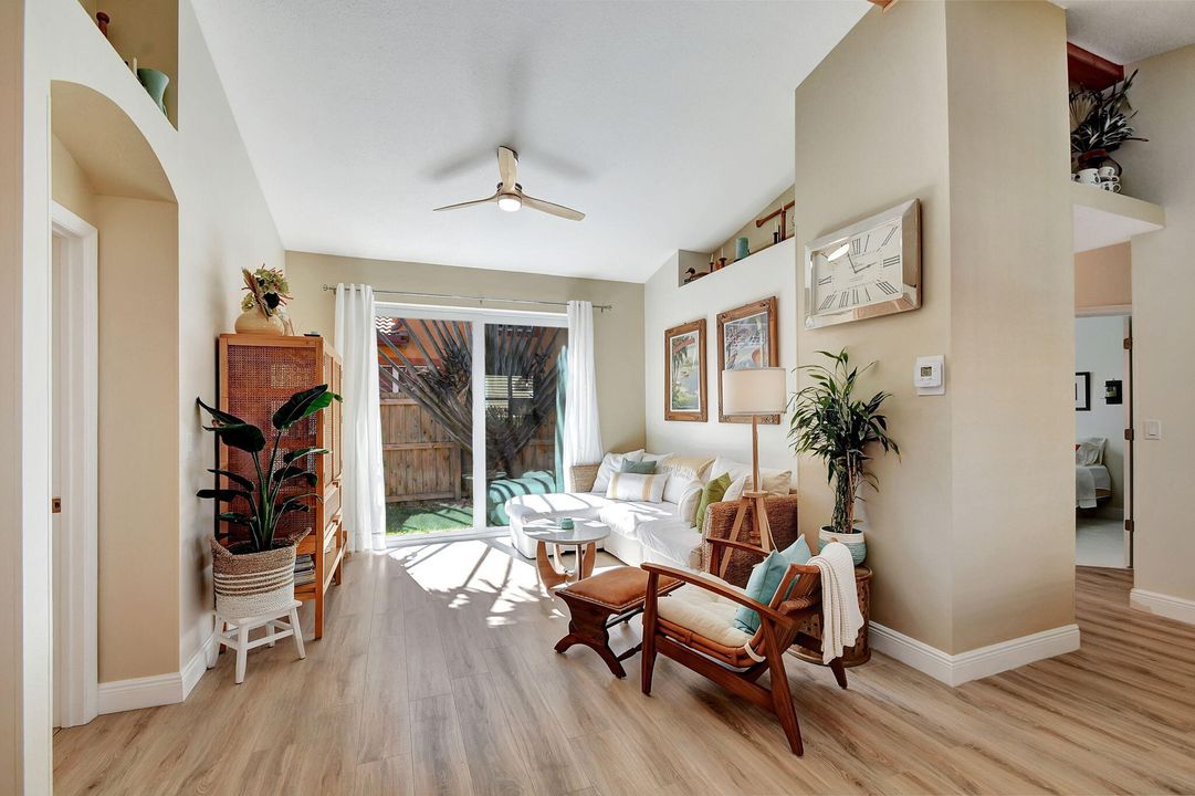 合同活跃: $499,900 (3 贝兹, 2 浴室, 1214 平方英尺)