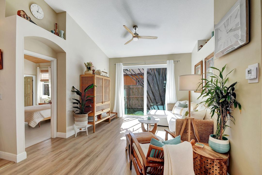 合同活跃: $499,900 (3 贝兹, 2 浴室, 1214 平方英尺)