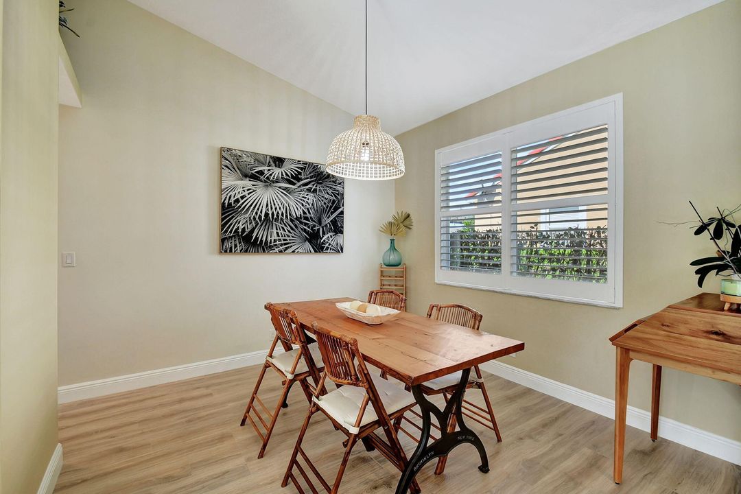 合同活跃: $499,900 (3 贝兹, 2 浴室, 1214 平方英尺)