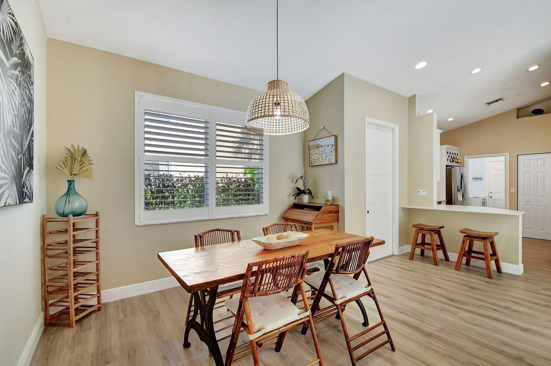 合同活跃: $499,900 (3 贝兹, 2 浴室, 1214 平方英尺)