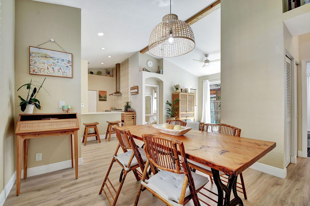 合同活跃: $499,900 (3 贝兹, 2 浴室, 1214 平方英尺)