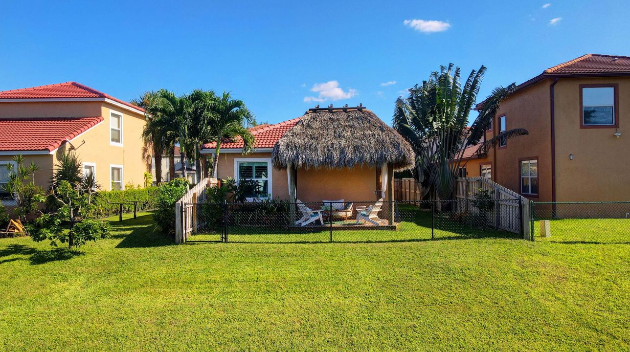 合同活跃: $499,900 (3 贝兹, 2 浴室, 1214 平方英尺)