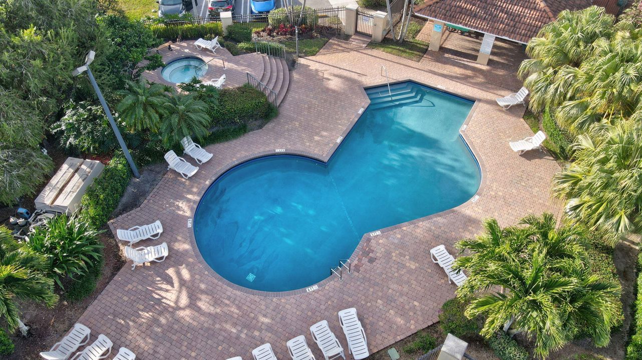 合同活跃: $499,900 (3 贝兹, 2 浴室, 1214 平方英尺)