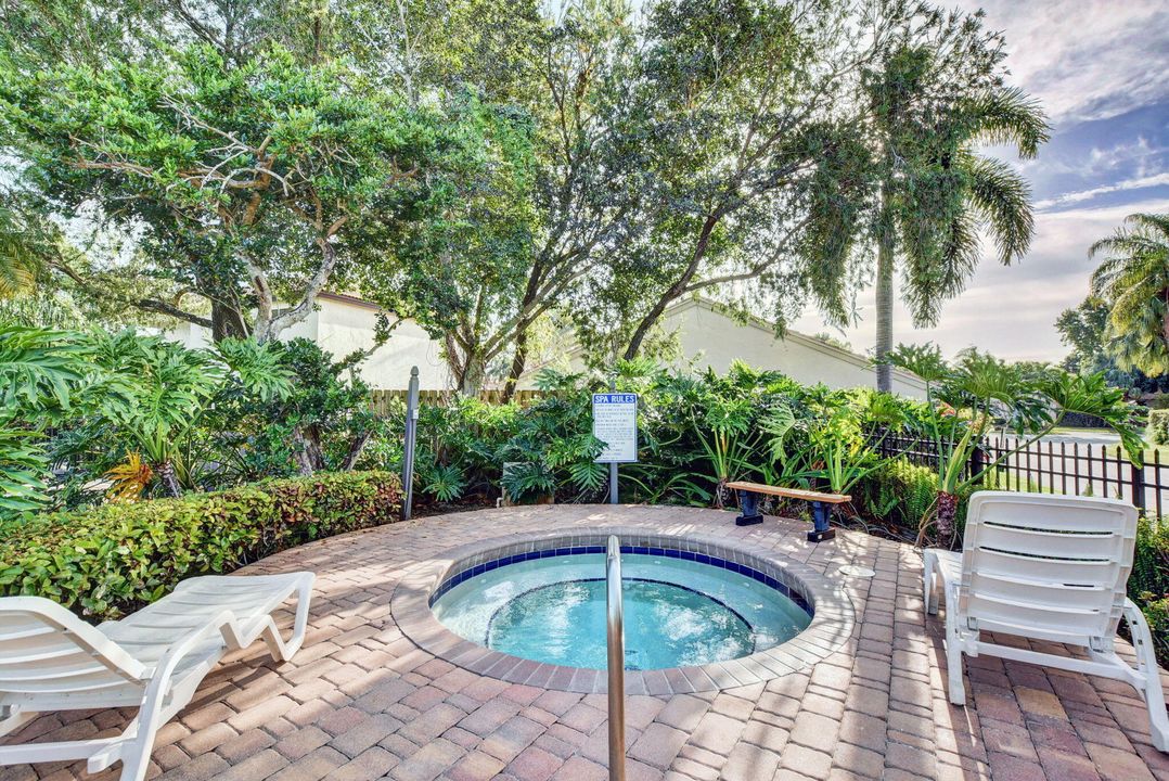 合同活跃: $499,900 (3 贝兹, 2 浴室, 1214 平方英尺)