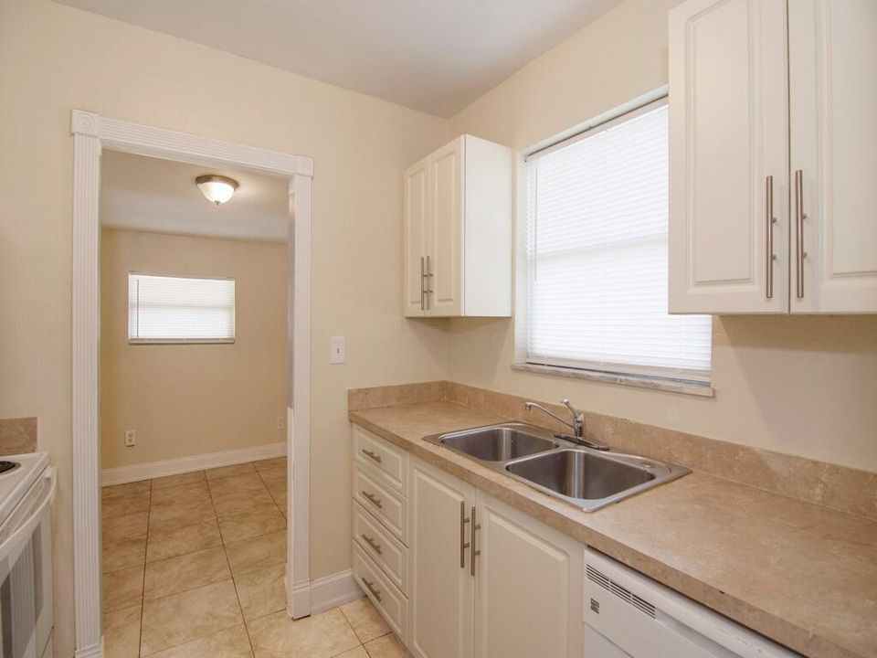 Active With Contract: $247,900 (3 beds, 2 baths, 934 Square Feet)