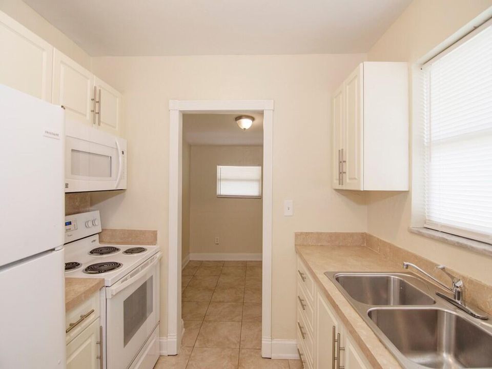 Active With Contract: $247,900 (3 beds, 2 baths, 934 Square Feet)