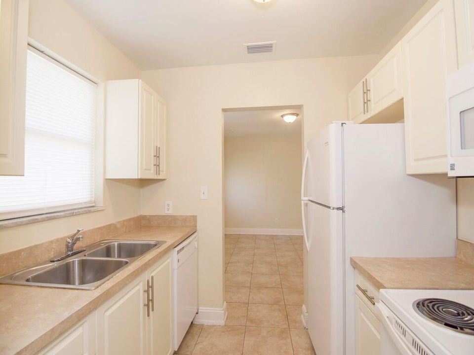 Active With Contract: $247,900 (3 beds, 2 baths, 934 Square Feet)