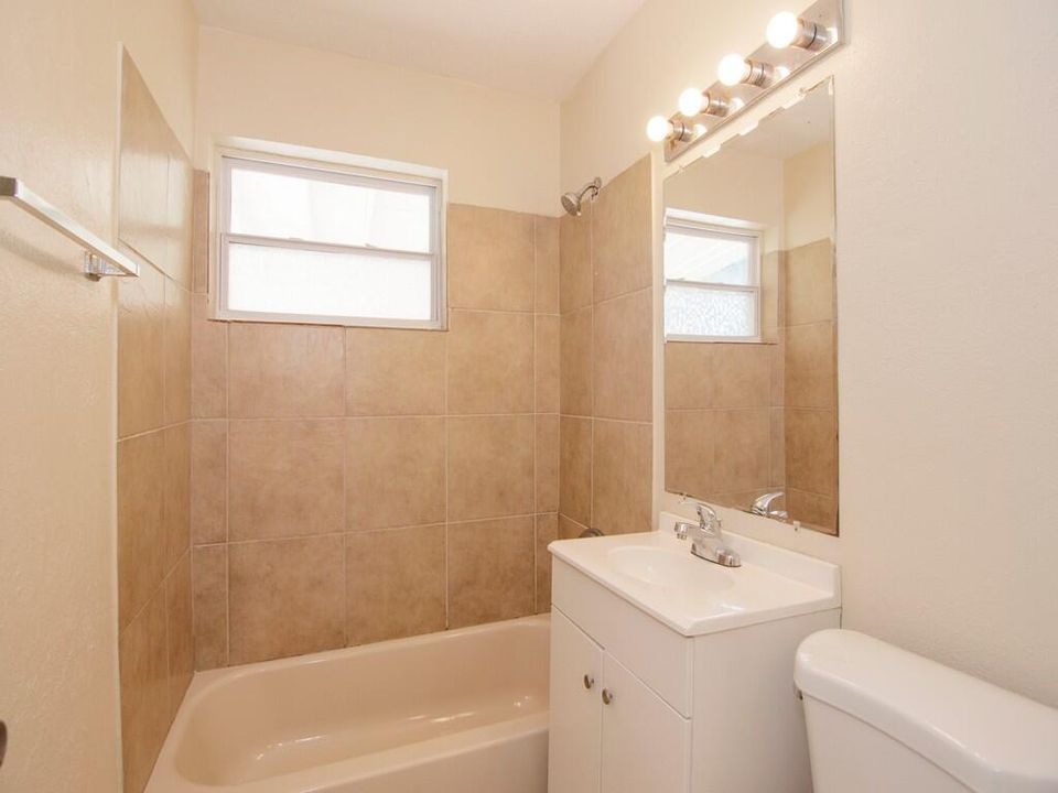 Active With Contract: $247,900 (3 beds, 2 baths, 934 Square Feet)