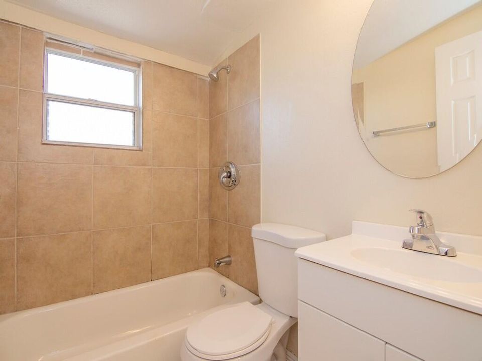 Active With Contract: $247,900 (3 beds, 2 baths, 934 Square Feet)