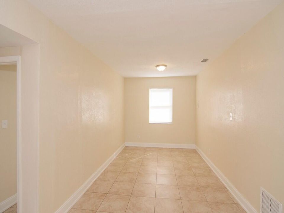 Active With Contract: $247,900 (3 beds, 2 baths, 934 Square Feet)