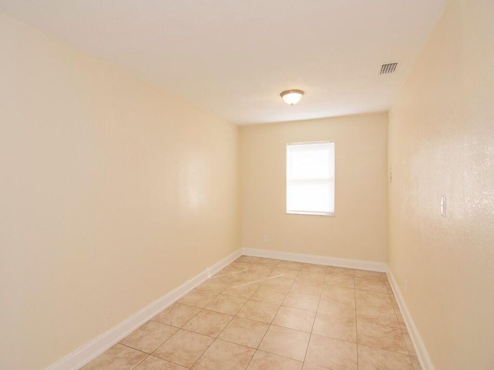 Active With Contract: $247,900 (3 beds, 2 baths, 934 Square Feet)