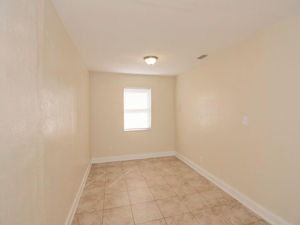 Active With Contract: $247,900 (3 beds, 2 baths, 934 Square Feet)