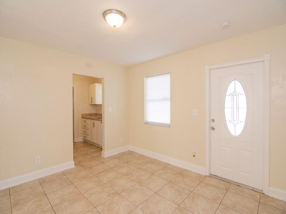 Active With Contract: $247,900 (3 beds, 2 baths, 934 Square Feet)