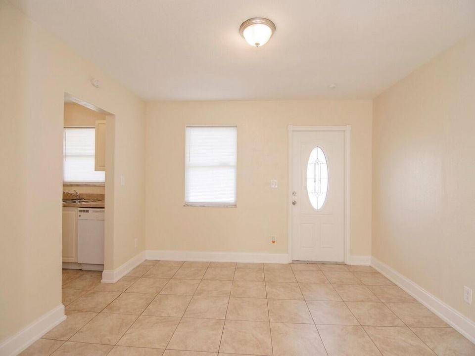 Active With Contract: $247,900 (3 beds, 2 baths, 934 Square Feet)