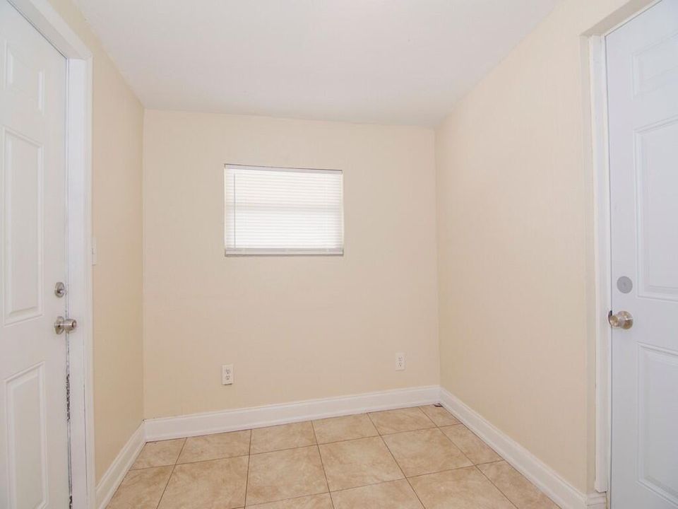 Active With Contract: $247,900 (3 beds, 2 baths, 934 Square Feet)