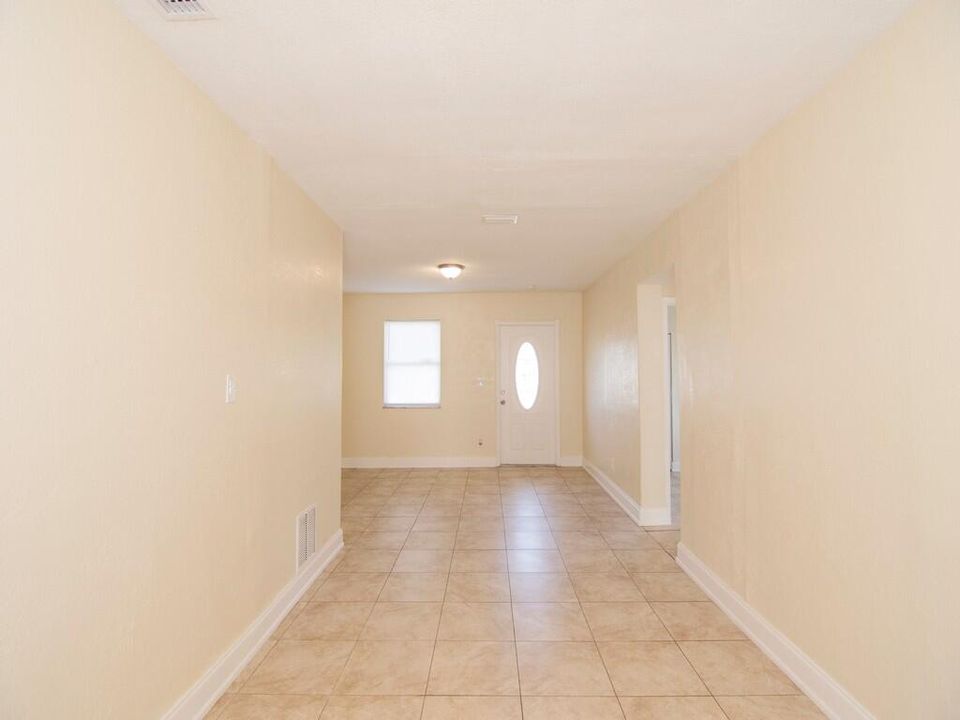 Active With Contract: $247,900 (3 beds, 2 baths, 934 Square Feet)