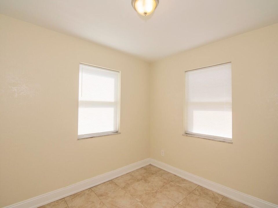 Active With Contract: $247,900 (3 beds, 2 baths, 934 Square Feet)