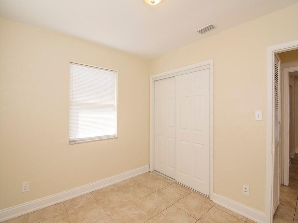 Active With Contract: $247,900 (3 beds, 2 baths, 934 Square Feet)