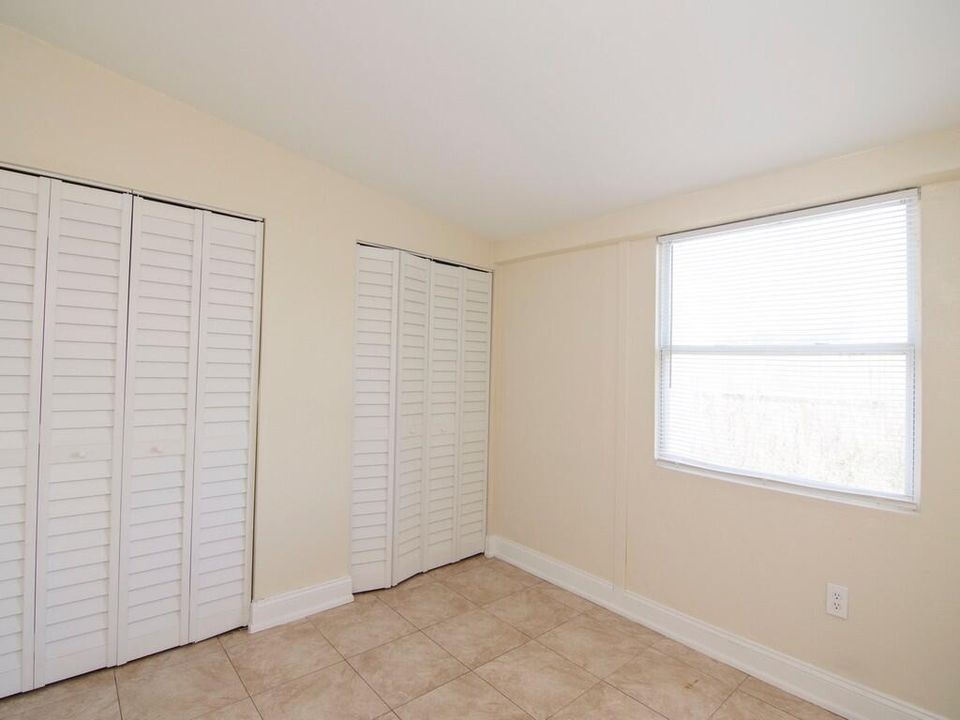 Active With Contract: $247,900 (3 beds, 2 baths, 934 Square Feet)