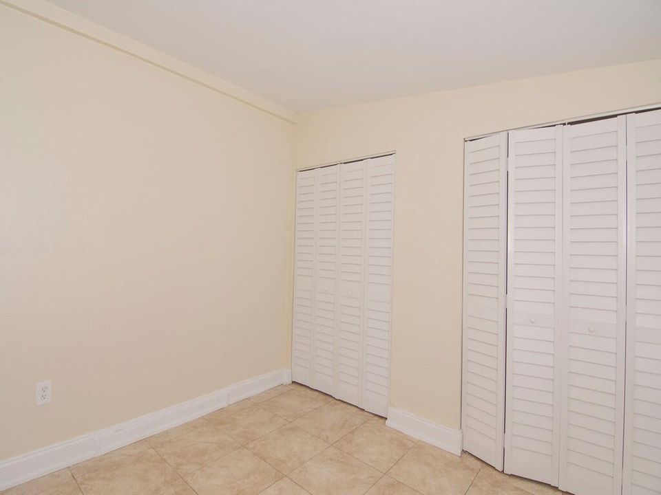 Active With Contract: $247,900 (3 beds, 2 baths, 934 Square Feet)