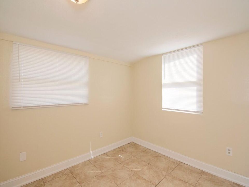 Active With Contract: $247,900 (3 beds, 2 baths, 934 Square Feet)