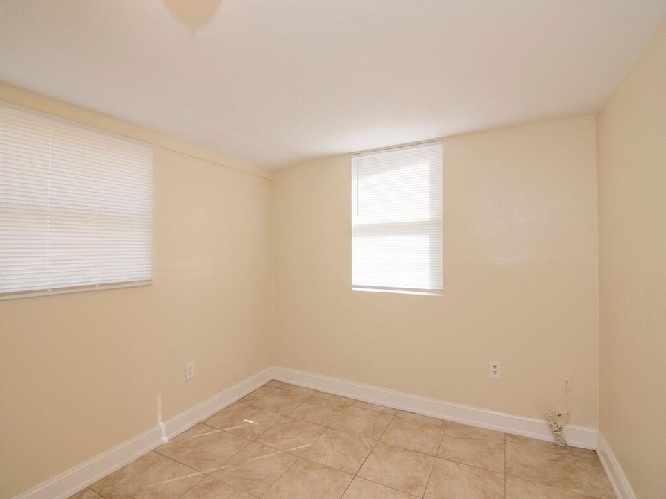 Active With Contract: $247,900 (3 beds, 2 baths, 934 Square Feet)