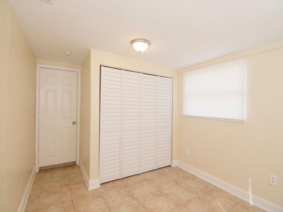 Active With Contract: $247,900 (3 beds, 2 baths, 934 Square Feet)