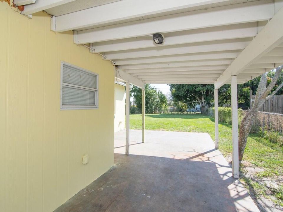 Active With Contract: $247,900 (3 beds, 2 baths, 934 Square Feet)