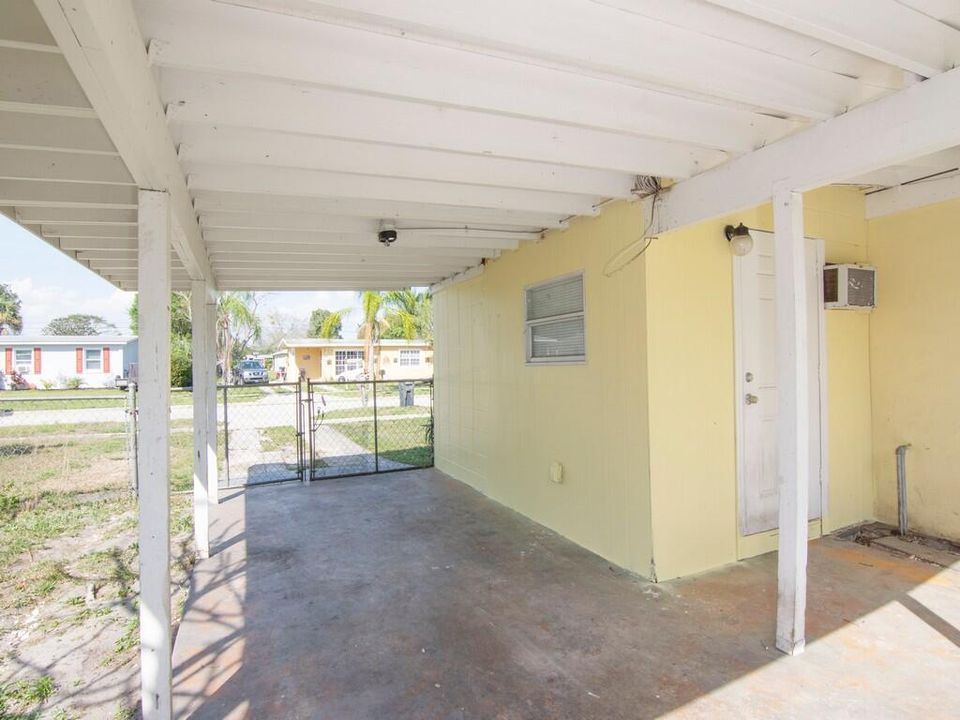 Active With Contract: $247,900 (3 beds, 2 baths, 934 Square Feet)