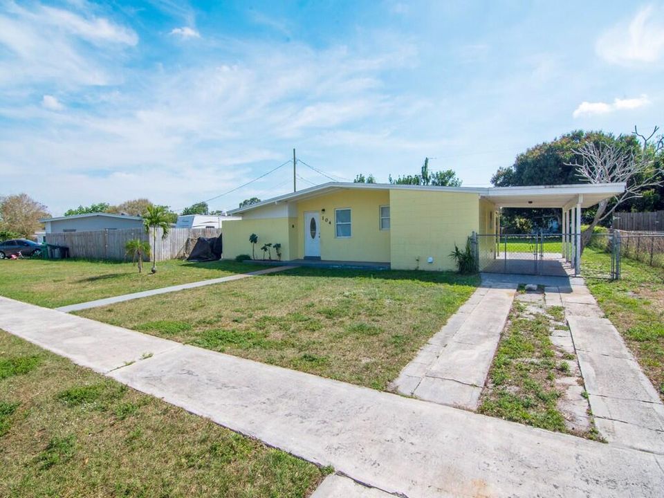 Active With Contract: $247,900 (3 beds, 2 baths, 934 Square Feet)