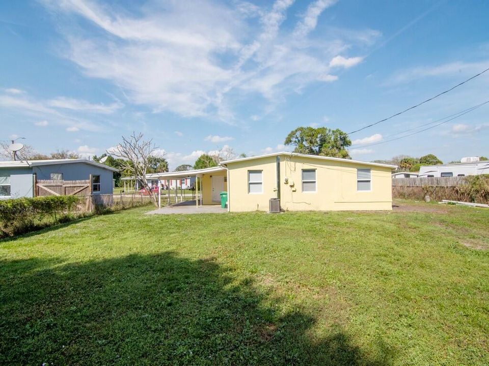 Active With Contract: $247,900 (3 beds, 2 baths, 934 Square Feet)