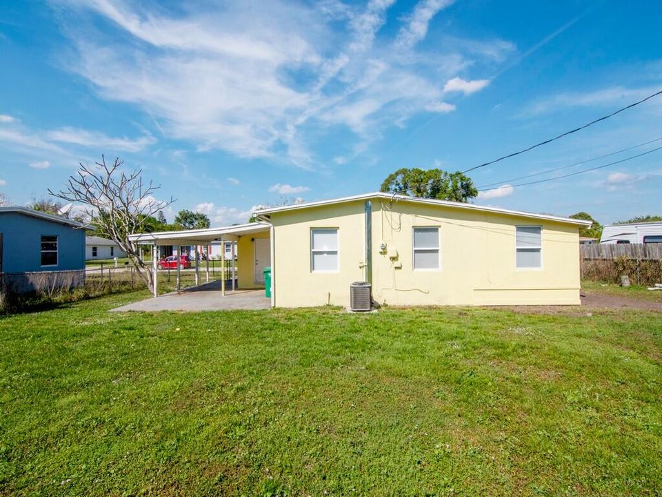 Active With Contract: $247,900 (3 beds, 2 baths, 934 Square Feet)