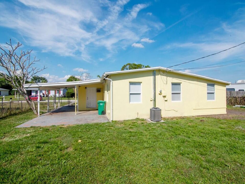 Active With Contract: $247,900 (3 beds, 2 baths, 934 Square Feet)