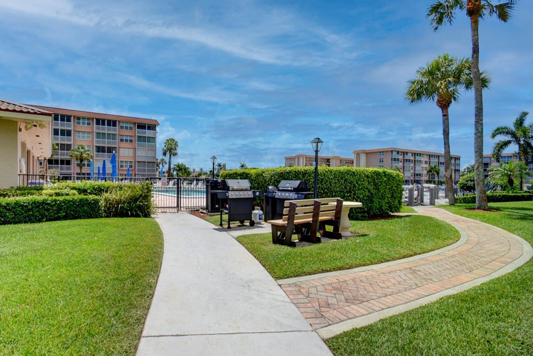 For Sale: $355,000 (2 beds, 2 baths, 1200 Square Feet)