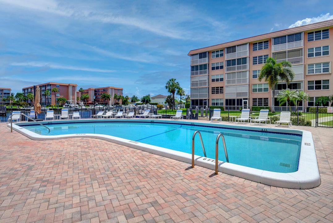 For Sale: $355,000 (2 beds, 2 baths, 1200 Square Feet)