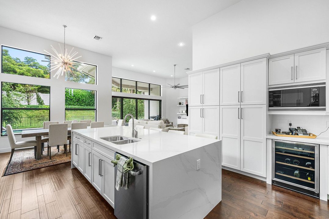 For Sale: $2,985,000 (5 beds, 5 baths, 4722 Square Feet)