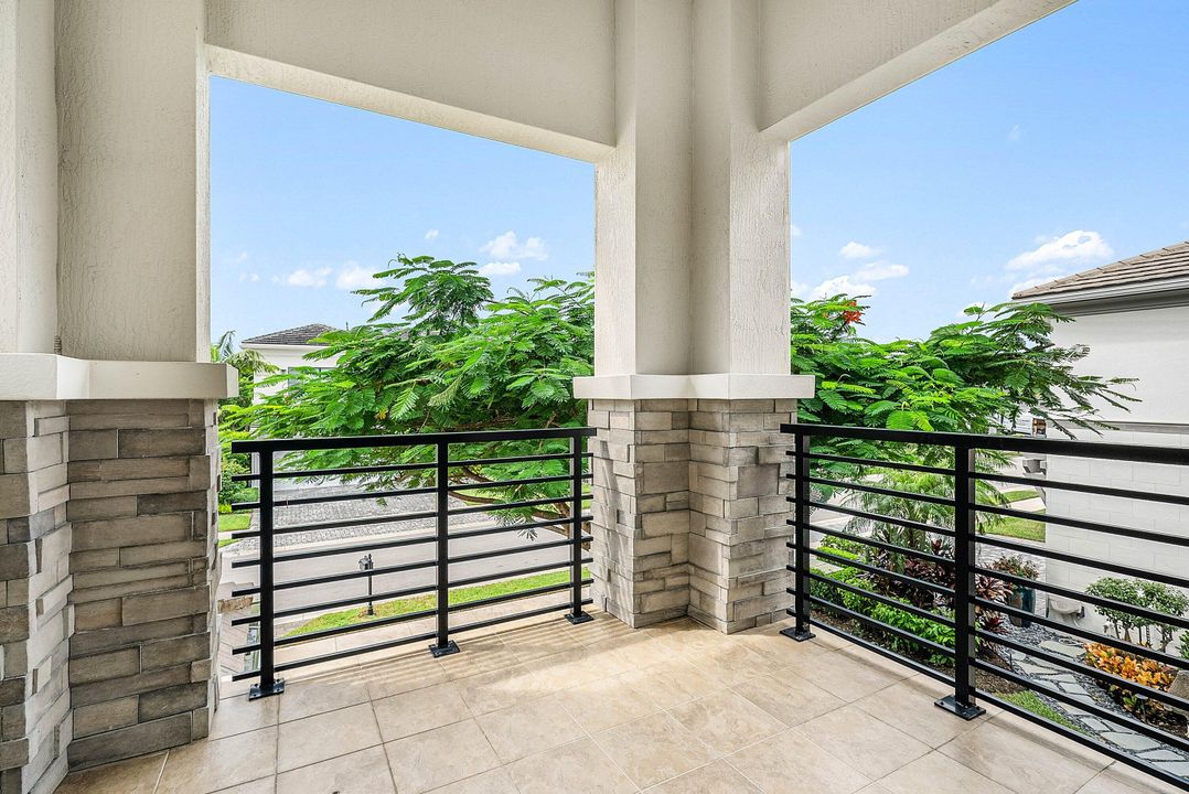 For Sale: $2,985,000 (5 beds, 5 baths, 4722 Square Feet)