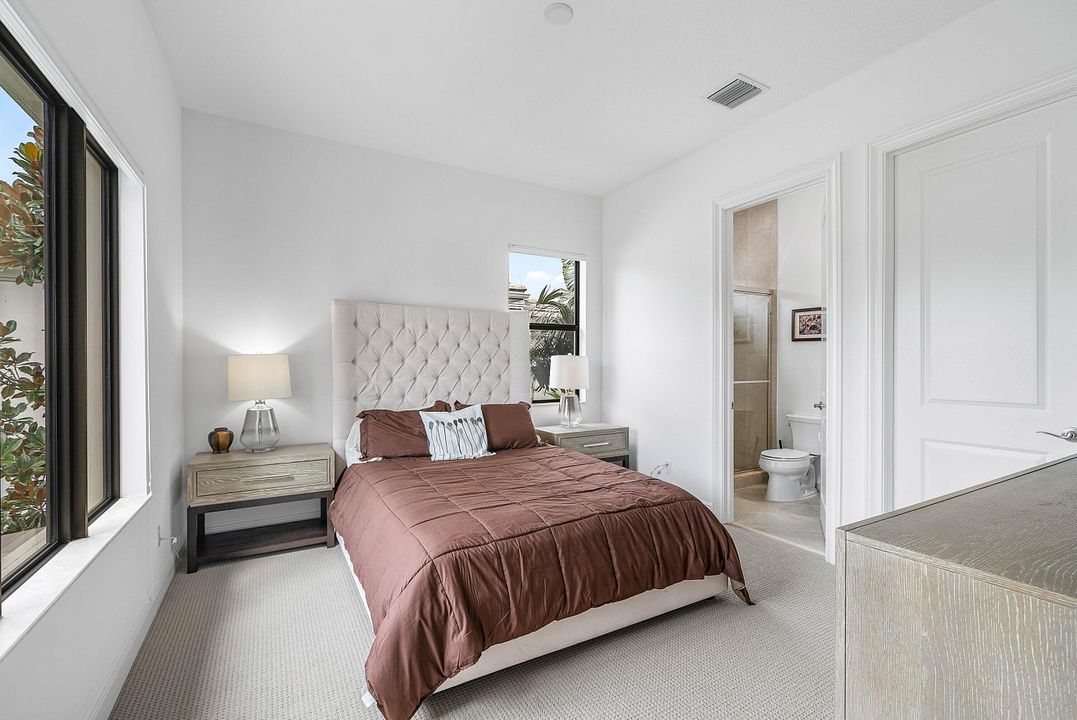 For Sale: $2,985,000 (5 beds, 5 baths, 4722 Square Feet)