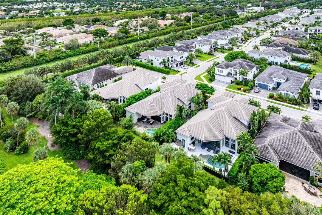 For Sale: $2,985,000 (5 beds, 5 baths, 4722 Square Feet)