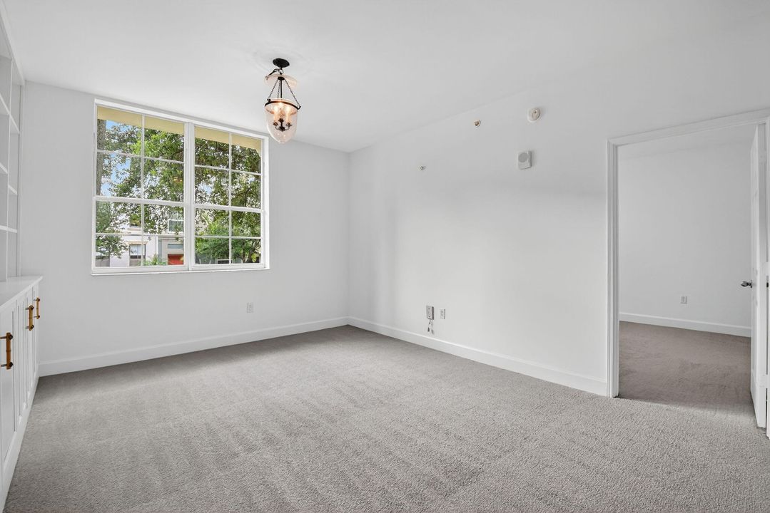 Под контрактом: $350,000 (1 спален, 1 ванн, 775 Квадратных фут)