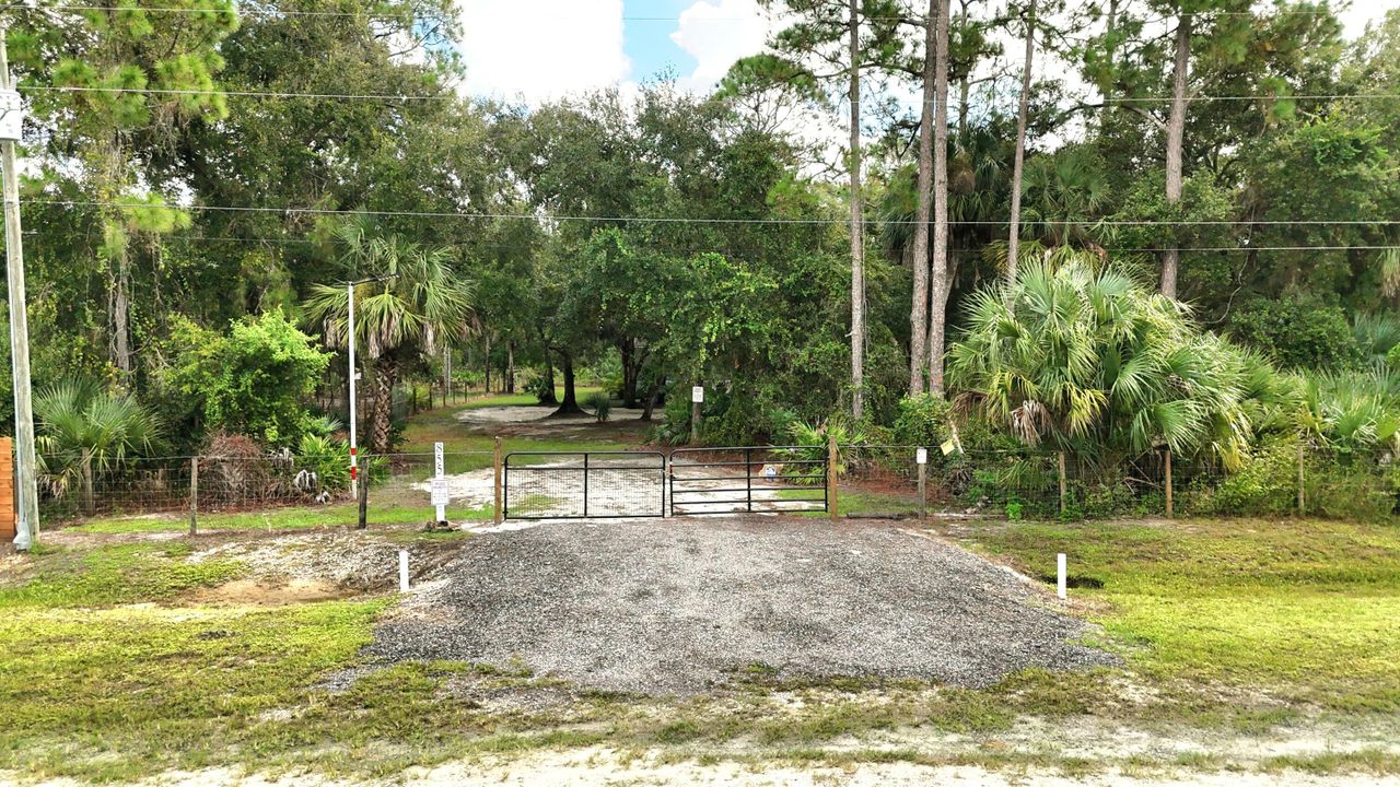 For Sale: $315,000 (2 beds, 2 baths, 840 Square Feet)