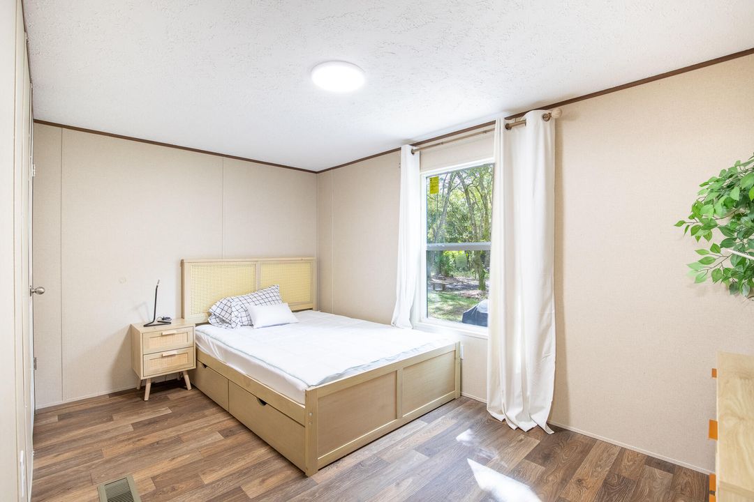 For Sale: $315,000 (2 beds, 2 baths, 840 Square Feet)